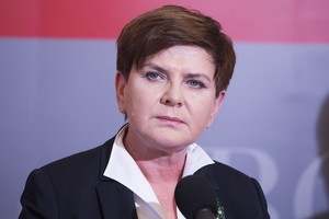 Beata Szydlo iš spaudos konferencijų salės išgujo ES vėliavas