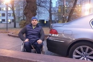 Neįgalus BMW vairuotojas pratrūko: „Nebefotografuokite!“