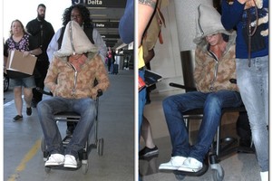 Kino legenda Mickey Rourke'as atsisėdo į neįgaliojo vežimėlį