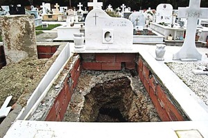 Suvargę graikai taupo net kapinėse