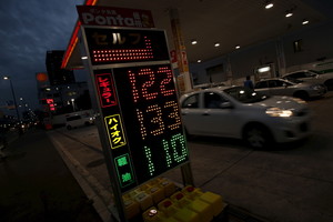 Vairuotojų svajonė: benzinas atpigo 20 procentų