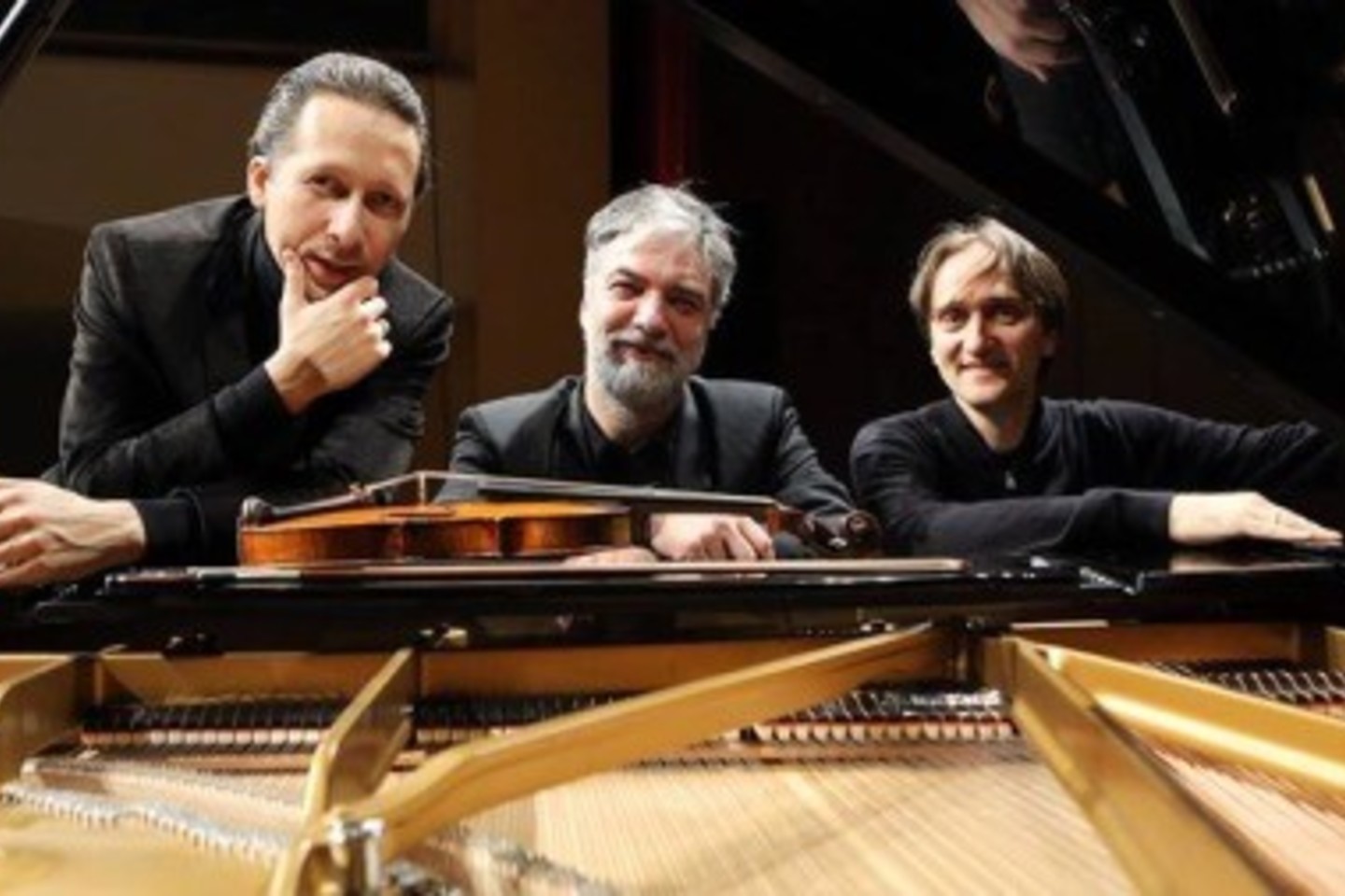 Į Lietuvos trio susibūrė smuikininkas V.Čepinskis, pianistas P.Geniušas, violončelininkas V.Sondeckis.