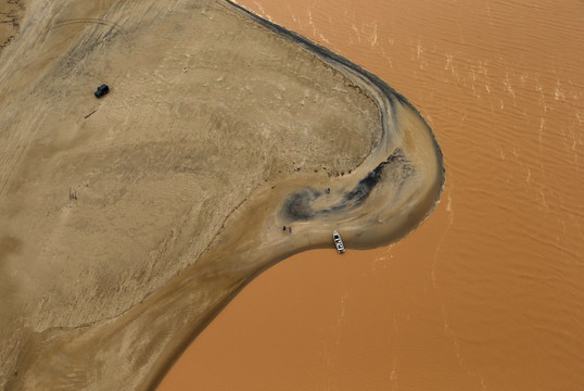 Purvo upė nusidriekė per 500 km nuo kasyklų ir įsiliejo į Atlanto vandenyną.<br>Reuters/Scanpix nuotr.