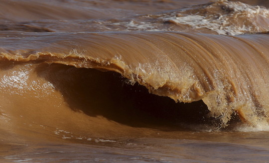 Purvo upė nusidriekė per 500 km nuo kasyklų ir įsiliejo į Atlanto vandenyną.<br>Reuters/Scanpix nuotr.