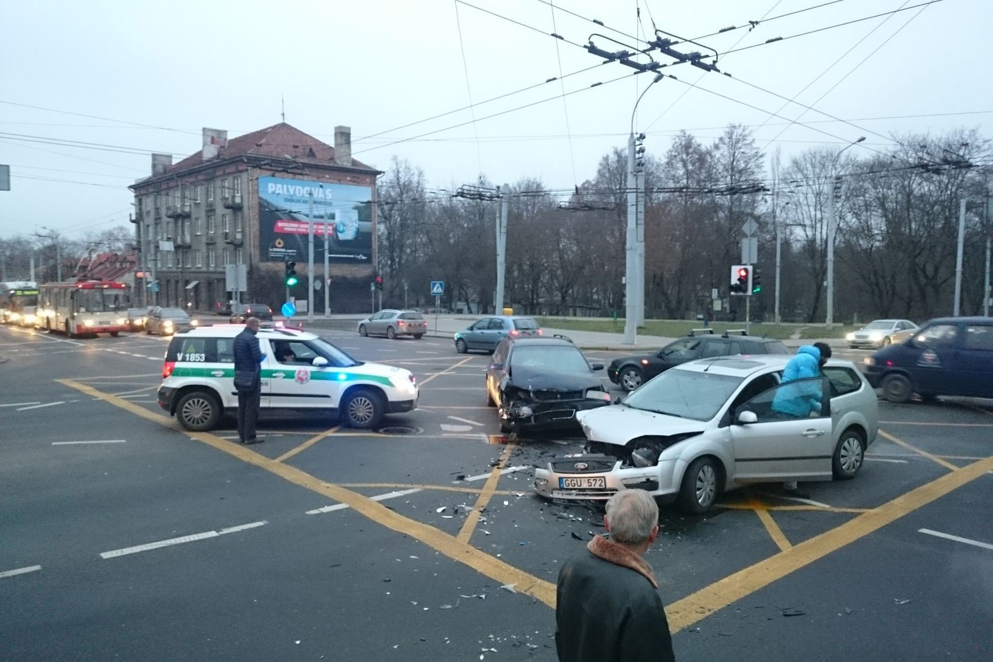 Policija tiria, kuris vairuotojas pažeidė kelių eismo taisykles.<br>J.Stacevičiaus nuotr.
