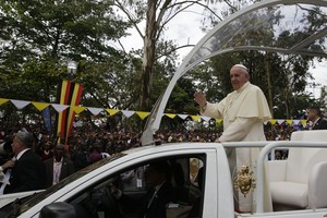 Kelionę po Afriką tęsiantis popiežius pagerbė Ugandos kankinius