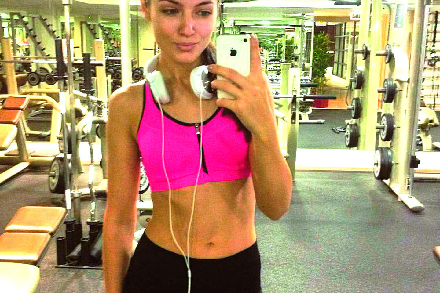 Tituluota gražuolė Simona Burbaitė net ir žiemą lieja prakaitą sporto salėje. O kad motyvacijos sportuoti būtų dar daugiau – mergina pasidarė asmenukę.<br>Asmeninio albumo nuotr.