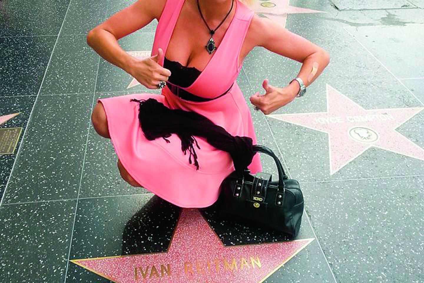 Drabužių ir avalynės „Bellux Fashion“ tinklo įkūrėja Erika Santos mėgsta keliauti. Atvykusi į Los Andželą, nuskubėjo nusifotografuoti į žvaigždžių alėjoje.<br>Asmeninio albumo nuotr.