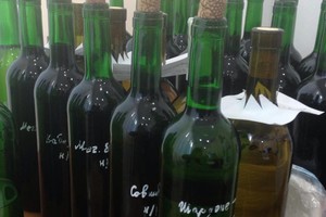 Iš Krymo importuoti vyno nevalia, bet jis vis tiek liejasi