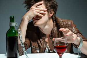 Kova su alkoholizmu. Kurį būdą pasirinkti?