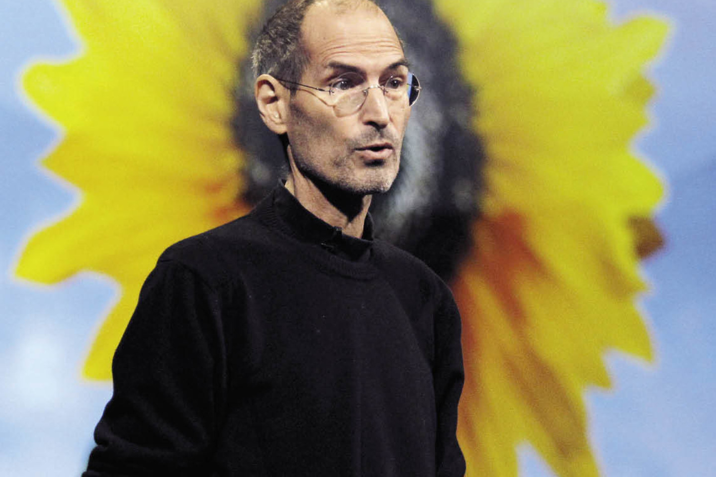 S.Jobsas paprašė I.Miyake sukurti universalų drabužį, kurį galėtų nešioti kasdien, negalvodamas, kuo apsirengti.<br>Scanpix nuotr.