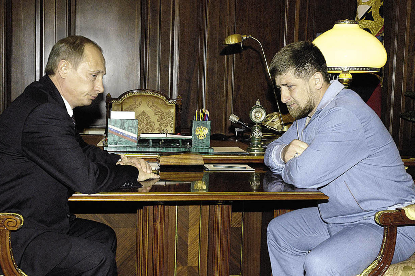 R.Kadyrovas susitikime su V.Putinu vilkėjo šviesiai žydrą sportinį kostiumą.