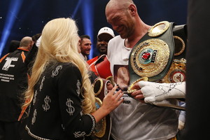 Naujasis bokso karalius Tysonas Fury po triumfo uždainavo ringe