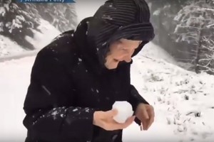 101 metų senolės džiaugsmas sniege palietė milijonus širdžių