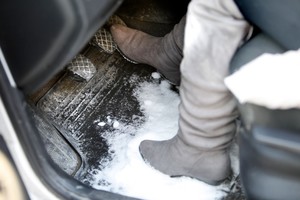 Patarė automobilyje kloti laikraščius? Jokiu būdu to nedarykite