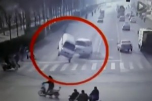 Gluminanti anomalija Kinijoje: trys automobiliai pakilo į orą