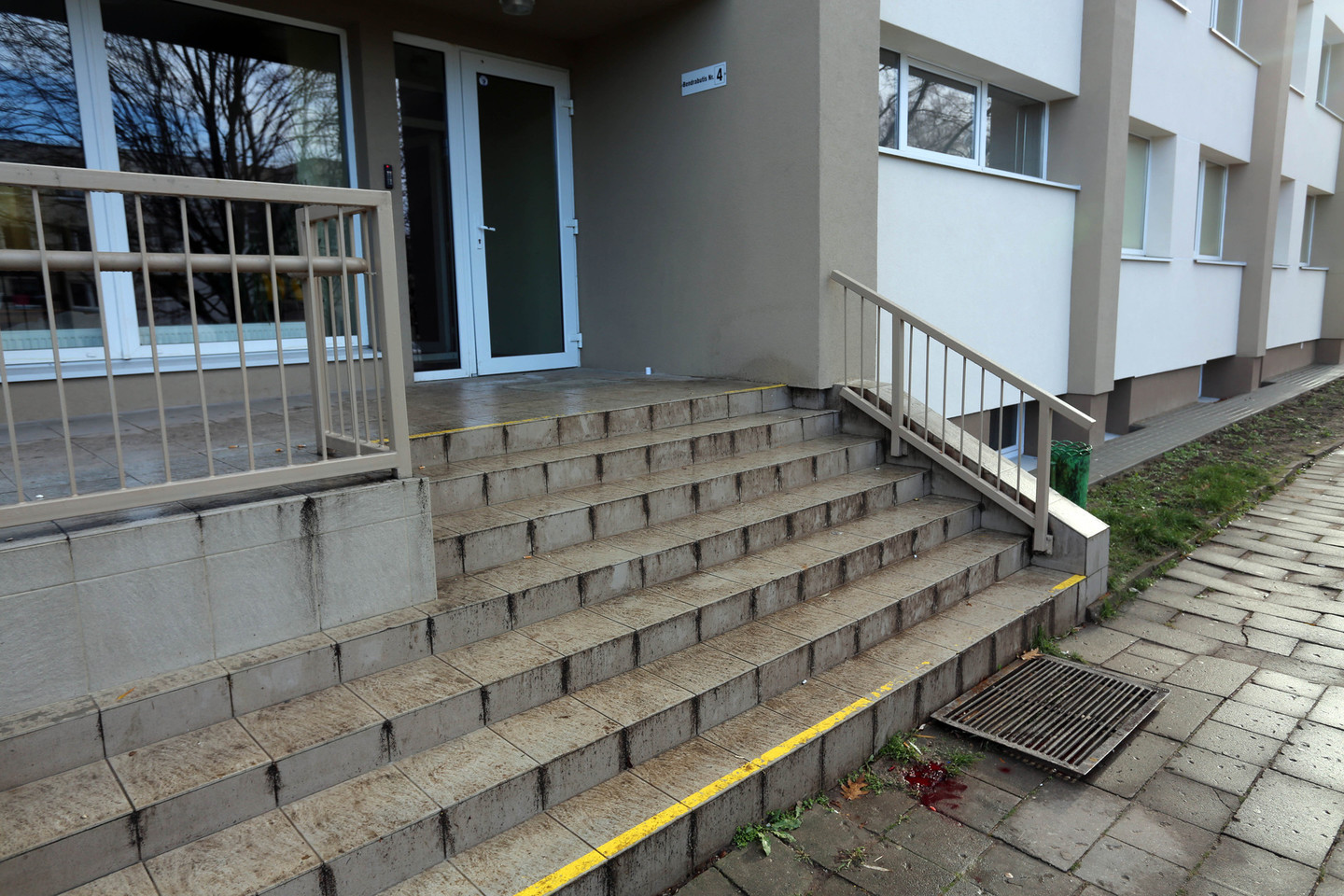 Iš kolegijos bendrabučio balkono iškrito ir žuvo valytoja.<br>P.Mantauto nuotr.