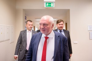 Valdantieji žada vykdyti įsipareigojimus dėl pabėgėlių skaičiaus