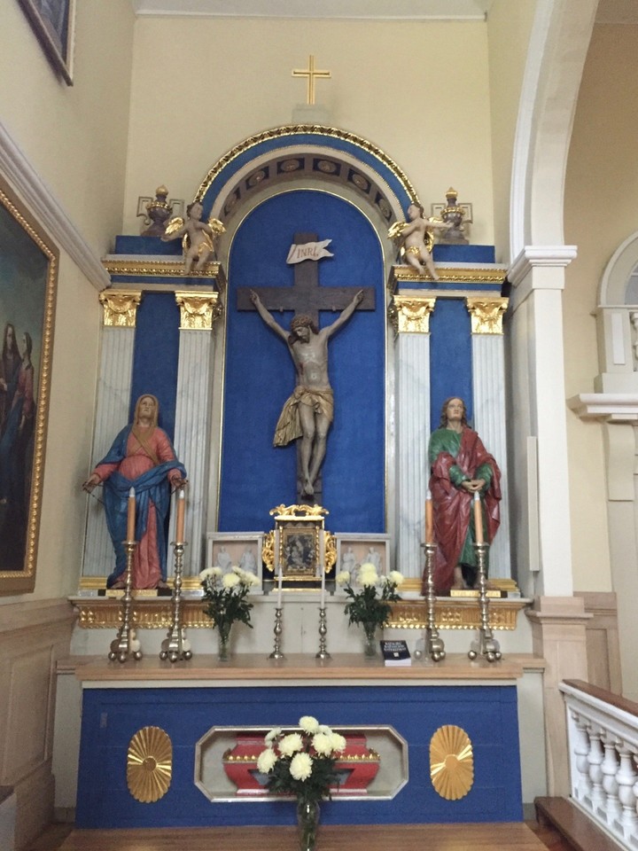 Šio altoriaus archivolto skliautas taip pat dekoruotas ornamentais, o jo viršuje iškeltas kryželis.<br>K.Remeikaitės nuotr.