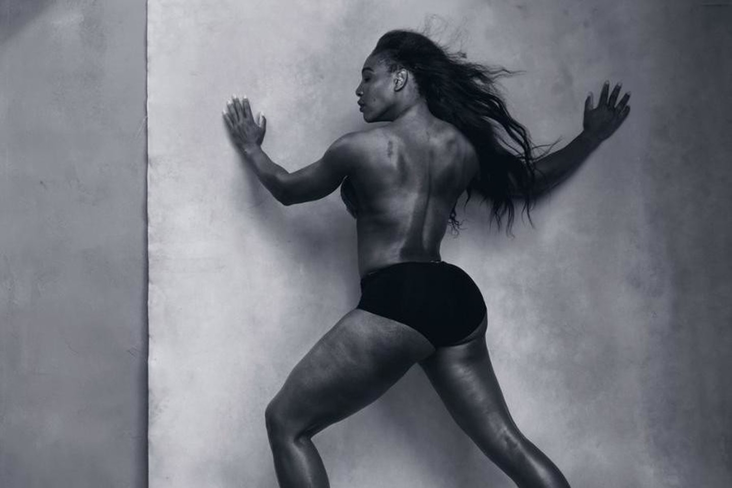Garsi tenisininkė Serena Williams kalendoriuje „Pirelli“ sutiko pozuoti nuoga.<br>A.Leibovitz nuotr.
