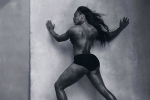 Tenisininkė Serena Williams kalendoriuje „Pirelli“ – pusnuogė