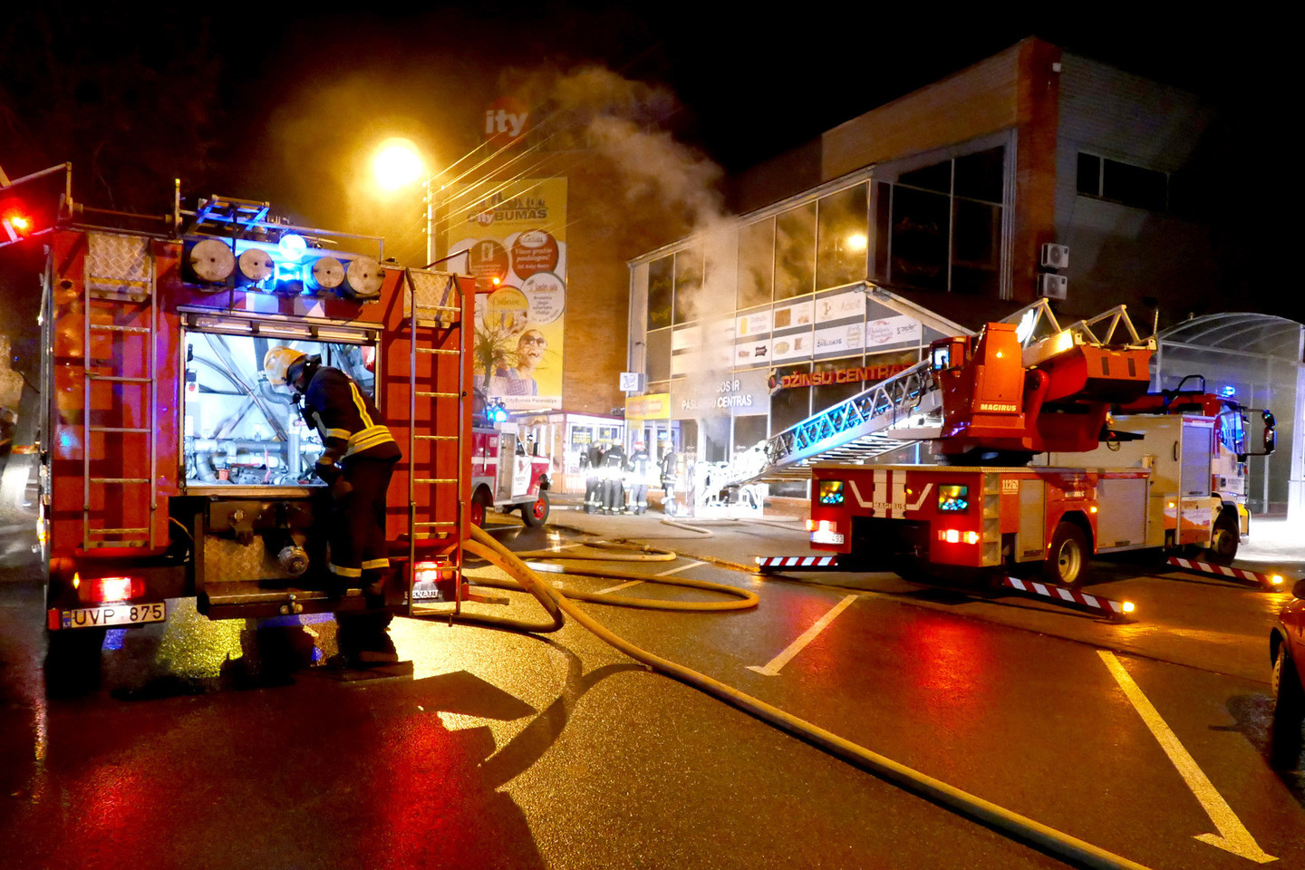 Ugniagesiai malšino gaisrą prekybos centre.
