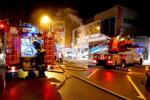 Prekybos centre Panevėžyje – gaisras, žmonės gelbėti nuo stogo