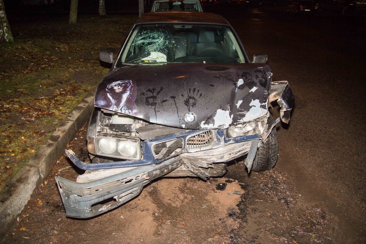 Kaune sudaužytas dar vienas senas BMW.