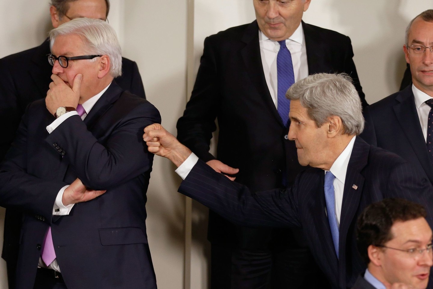 NATO šalių ministrų susitikimas Briuselyje: Vokietijos užsienio reikalų ministras F.-W.Steinmeieris (kairėje) ir JAV valstybės sekretorius J.Kerry.