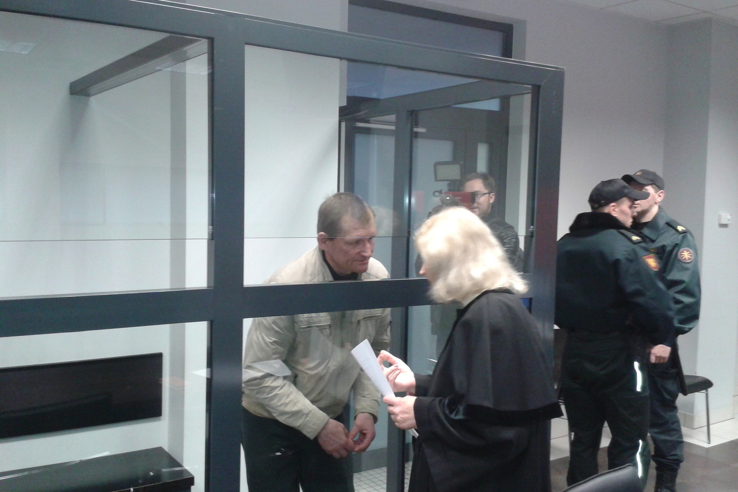 Kalėjime anksčiau prižiūrėtoju dirbusiam varėniškiui A.Ikasalai gresia nelaisvė iki gyvos galvos už motinos nužudymą.