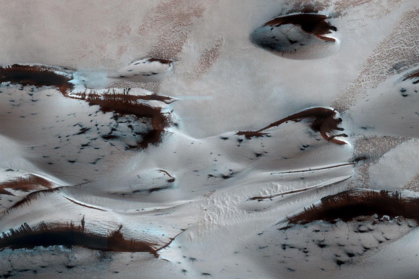 Marso smėlio kopos yra tamsios, tačiau dėl jas dengiančio anglies dioksido ledo atrodo rožinės.<br>NASA nuotr.