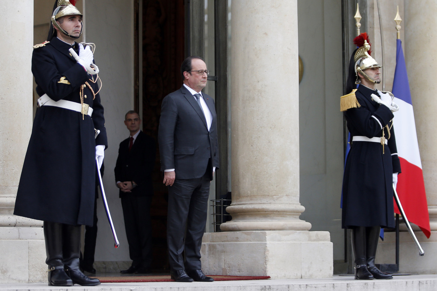 Teisinį pagrindą prezidentas Francois Hollande'as parengė po praeitą mėnesį įvykdytų teroro atakų Paryžiuje, o šis pasiūlymas bus pateiktas ministrams gruodžio 23 dieną.