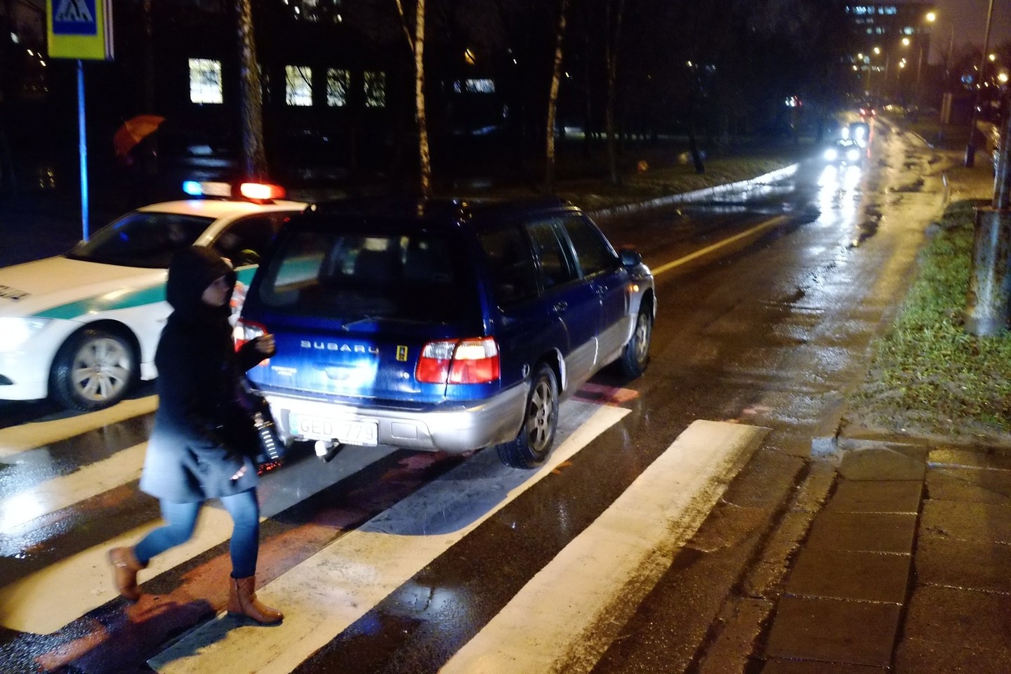 Pėsčiųjų perėjoje Vilniuje automobilis partrenkė merginą.