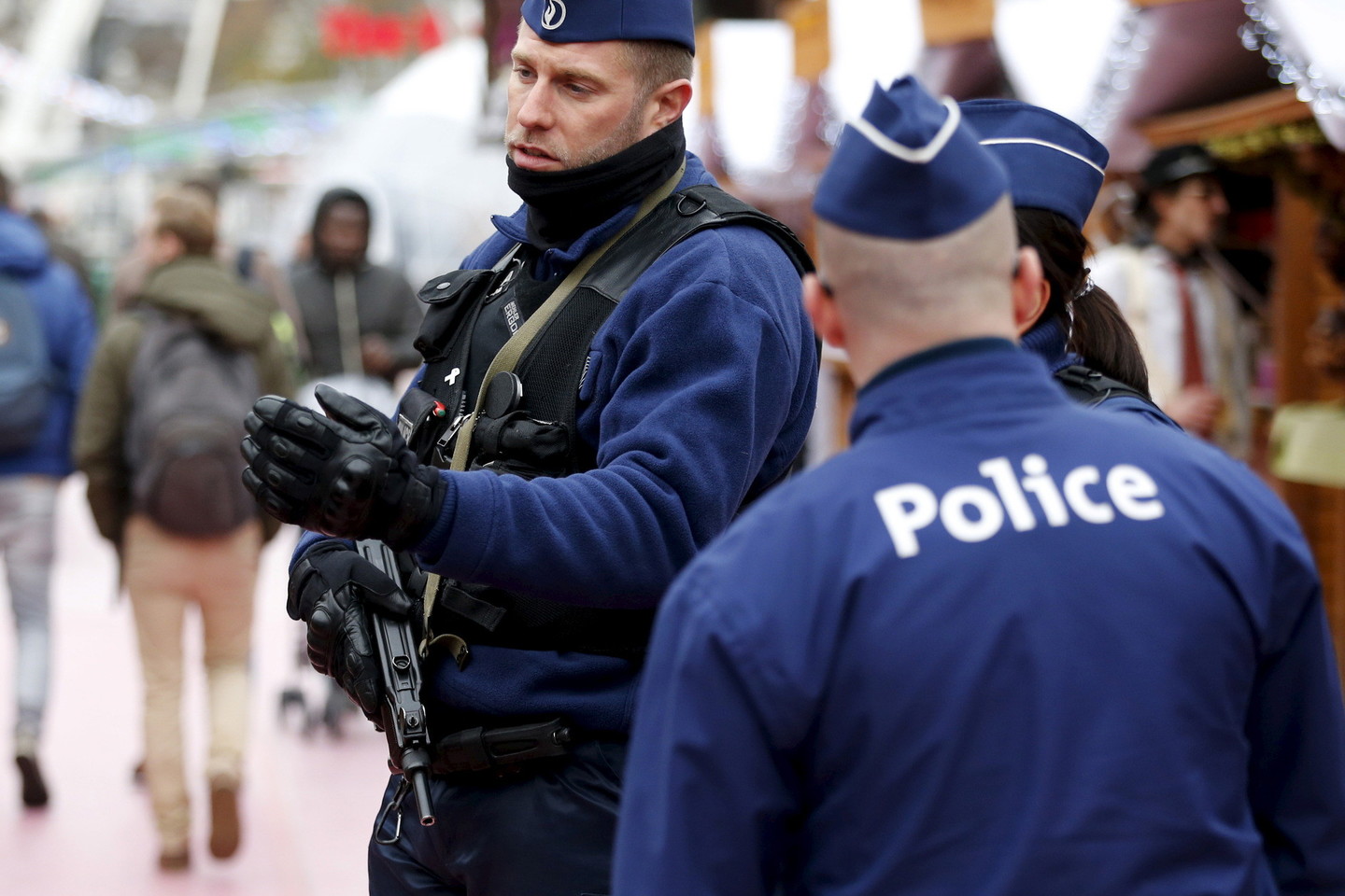 Po išpuolių Paryžiuje Belgijos pareigūnai surengė daugybę reidų, ieškodami pagrindinių įtariamųjų, gyvenusių Molenbeko rajone.