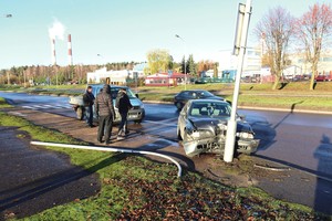 BMW vairuotojai Kaune vartė apšvietimo stulpus