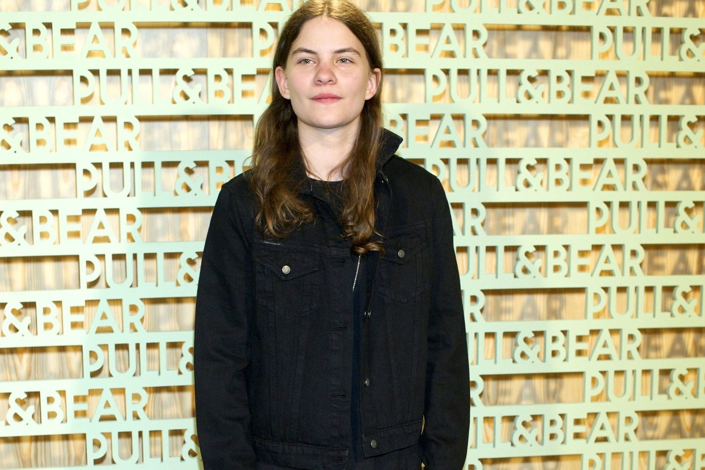 Britų dainininko Stingo dukra muzikantė Eliot Sumner susitikinėja su moterimi.