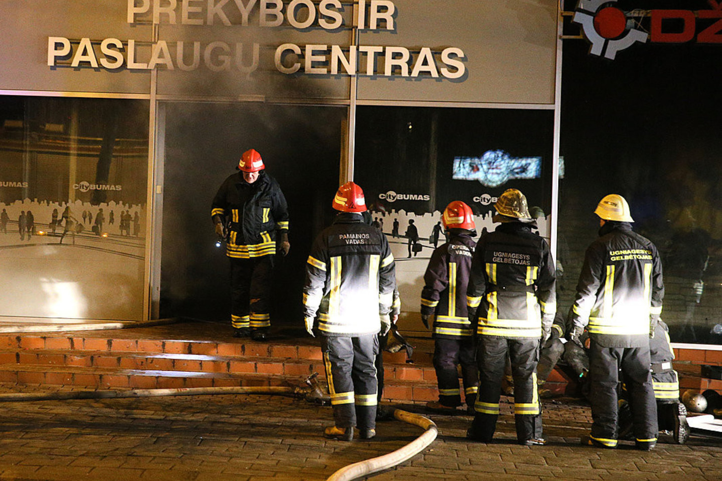 Ugniagesiai atskleidė detalių, kaip gelbėjo žmones degančiame prekybos centre.