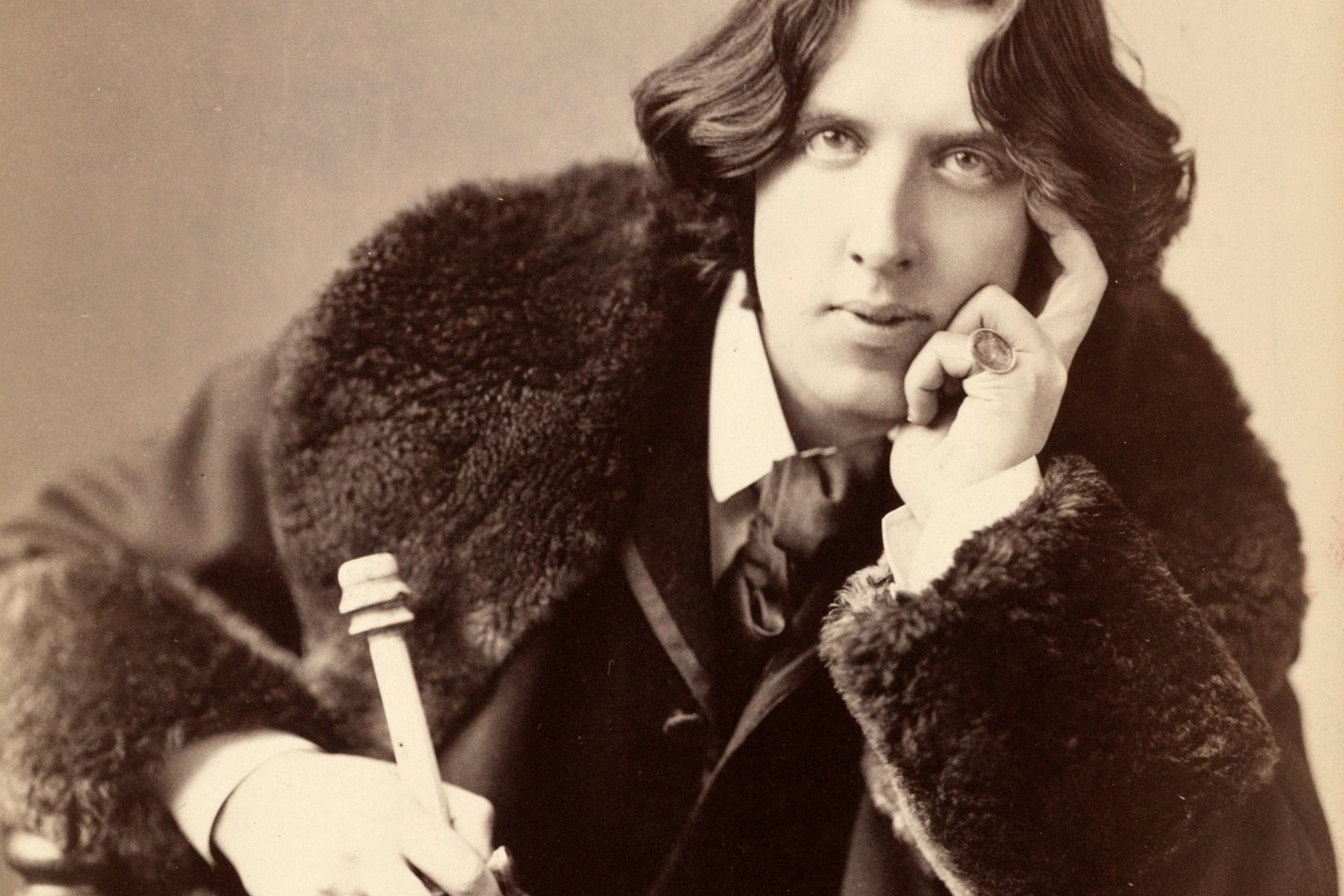 Oscaras Wilde'as buvo tarsi drugelis, kurį pervažiavo ratas.<br>ViDA Press nuotr.
