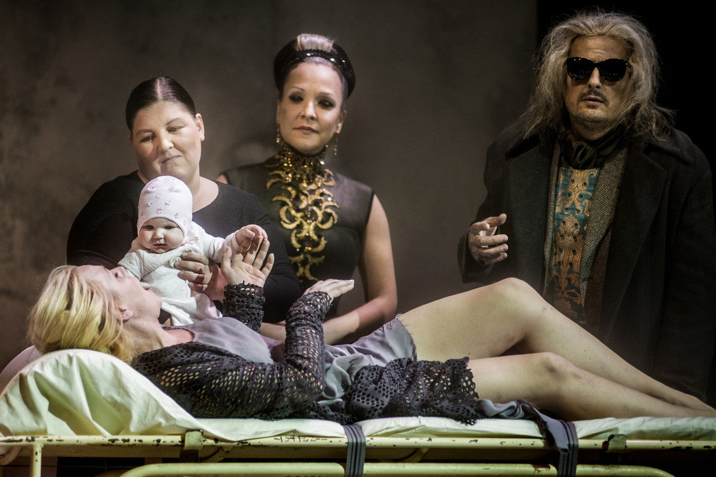Mažoji Emilija su tikrąja mama (kairėje) prie mirštančios Melisandos (J.Adamonytė). Greta – Golo motina Ženevjeva (J.Vaškevičiūtė) ir Arkelis (T.Girininkas).
