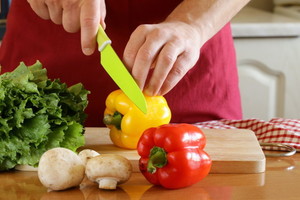Pasimokykite iš profesionalų, kaip teisingai pjaustyti papriką