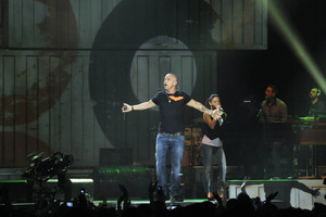 Pamatykite: Erosas Ramazzotti kalėdiniame klipe tapo benamiu