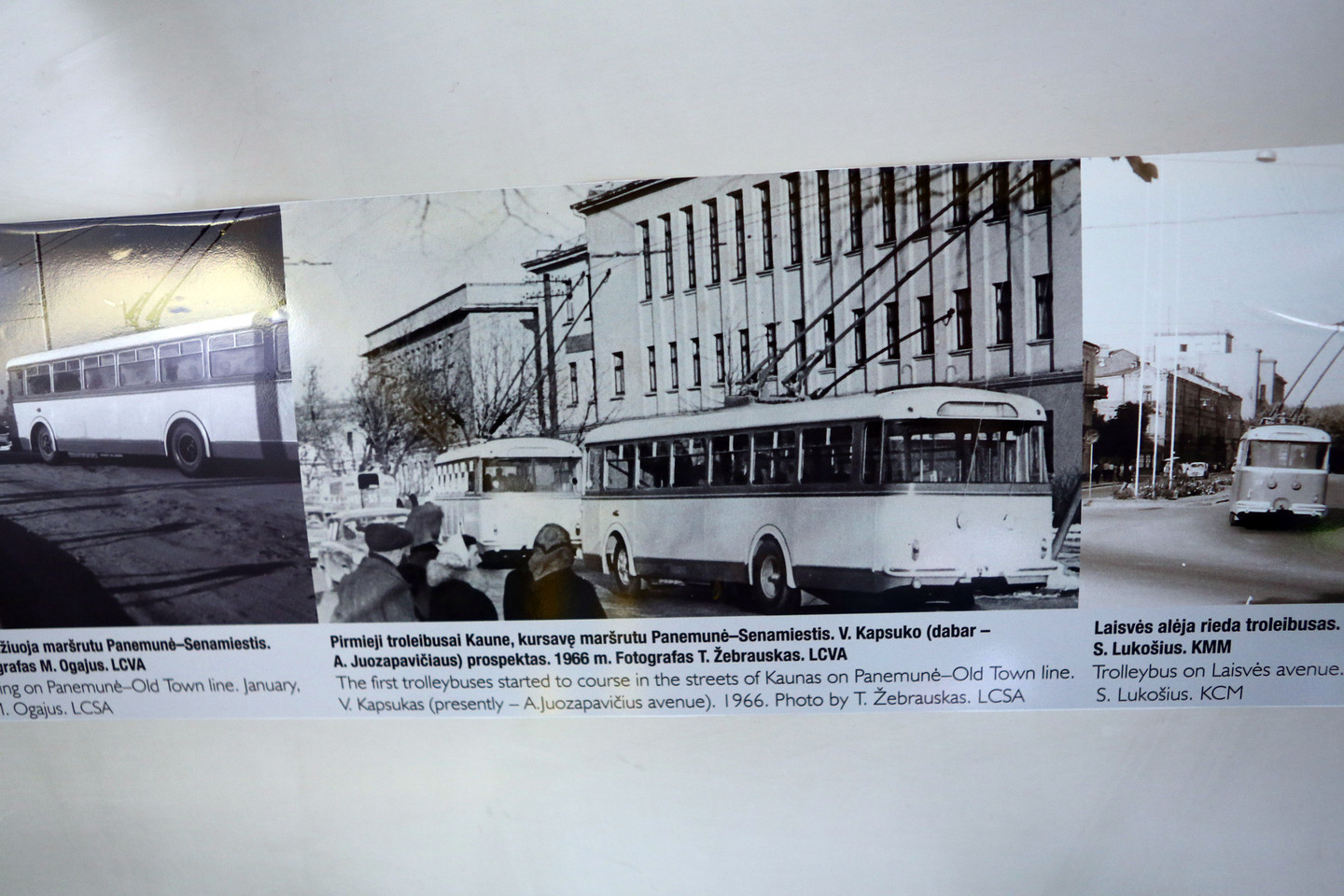 Kaune pradėjo kursuoti troleibusas, kuriame įrengta fotografijų paroda.<br>P.Mantauto nuotr.