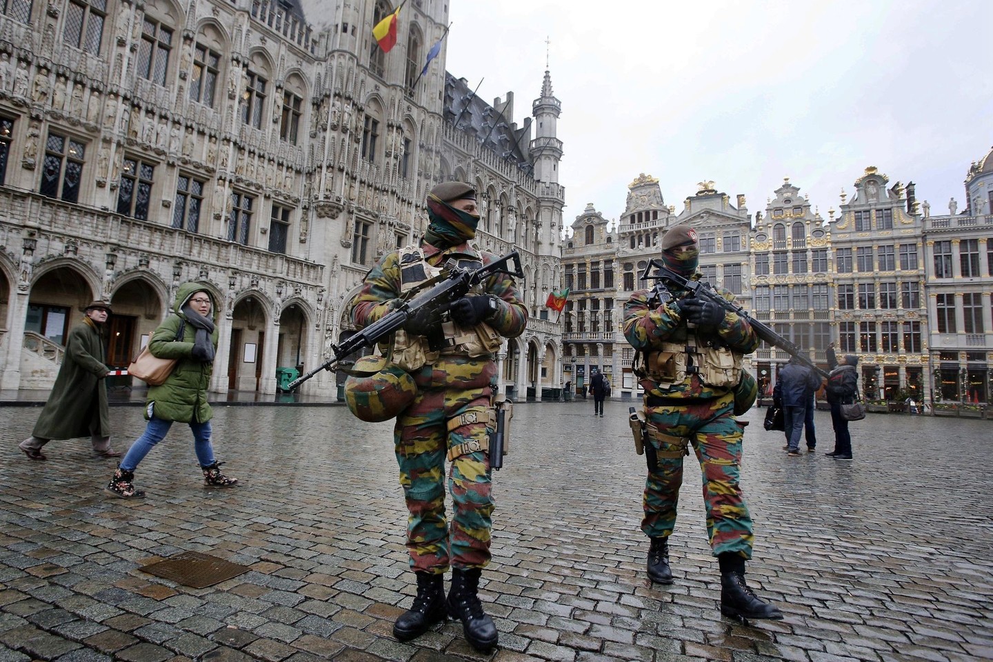 Belgijoje vis dar ieškoma teroristų, susijusių su išpuoliais Paryžiuje.