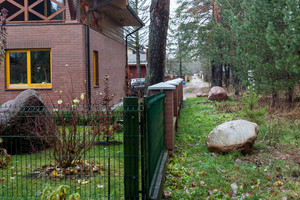 Parduoti sklypą vilnietis verčiamas net benzininiu pjūklu