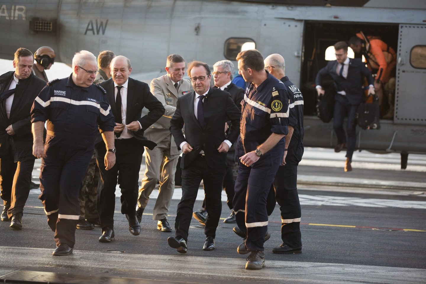 F.Hollande'as penktadienį atvyko į prancūzų lėktuvnešį „Charles de Gaulle“.
