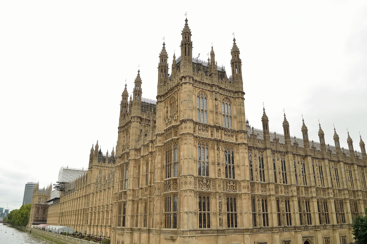 Didžiosios Britanijos parlamento rūmų būsimo remonto darbų mastai tokie reikšmingi, kad net svarstoma galimybė persikelti į kitą pastatą ar net miestą.