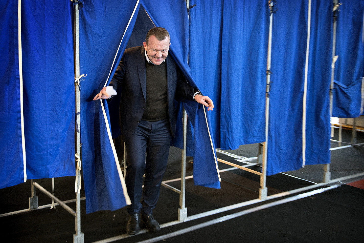 „Tai yra aiškus „Ne“... Visiškai gerbiu danų sprendimą“, – premjeras Larsas Lokke Rasmussenas sakė per spaudos konferenciją.