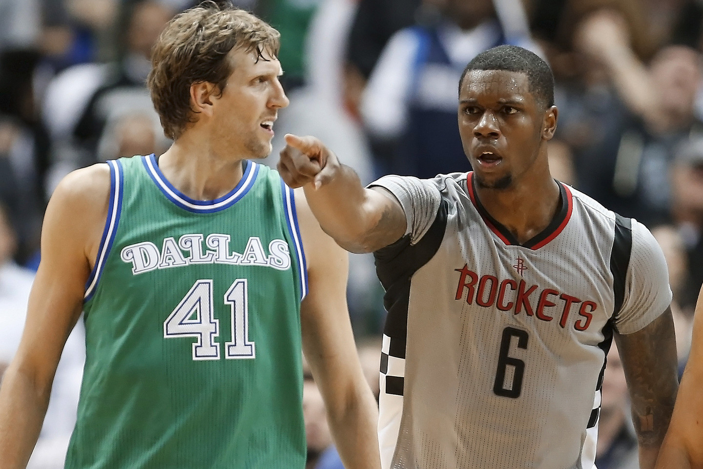 T.Jonesas (dešinėje) ir kiti „Rockets“ krepšininkai džiaugėsi pergale išvykoje prieš „Dallas Mavericks“, kurios lyderis yra D.Nowitzki.