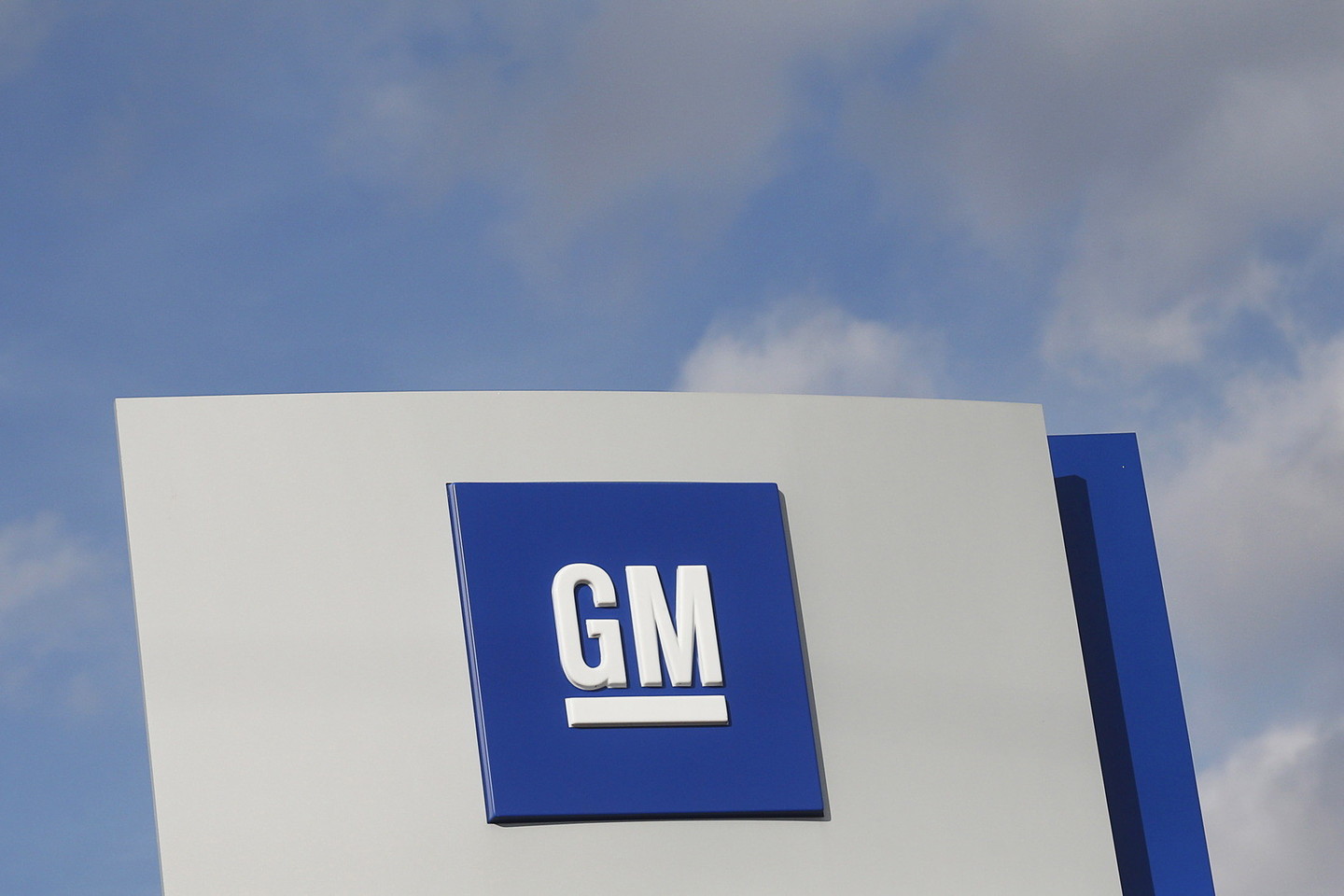 Kovą „General Motors“ paskelbė, kad įšaldo darbus savo gamykloje Sankt Peterburge.<br>Reuters/Scanpix nuotr.