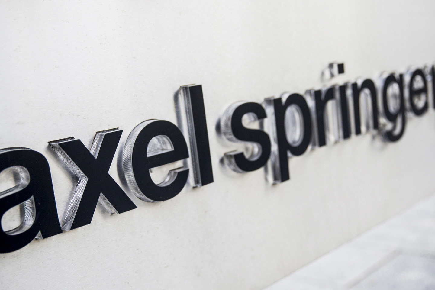 Vokiečių žiniasklaidos kontroliuojančioji bendrovė „Axel Springer“ buvo priversta parduoti savo verslą leidėjui A.Fedotovui.<br>Reuters/Scanpix nuotr.